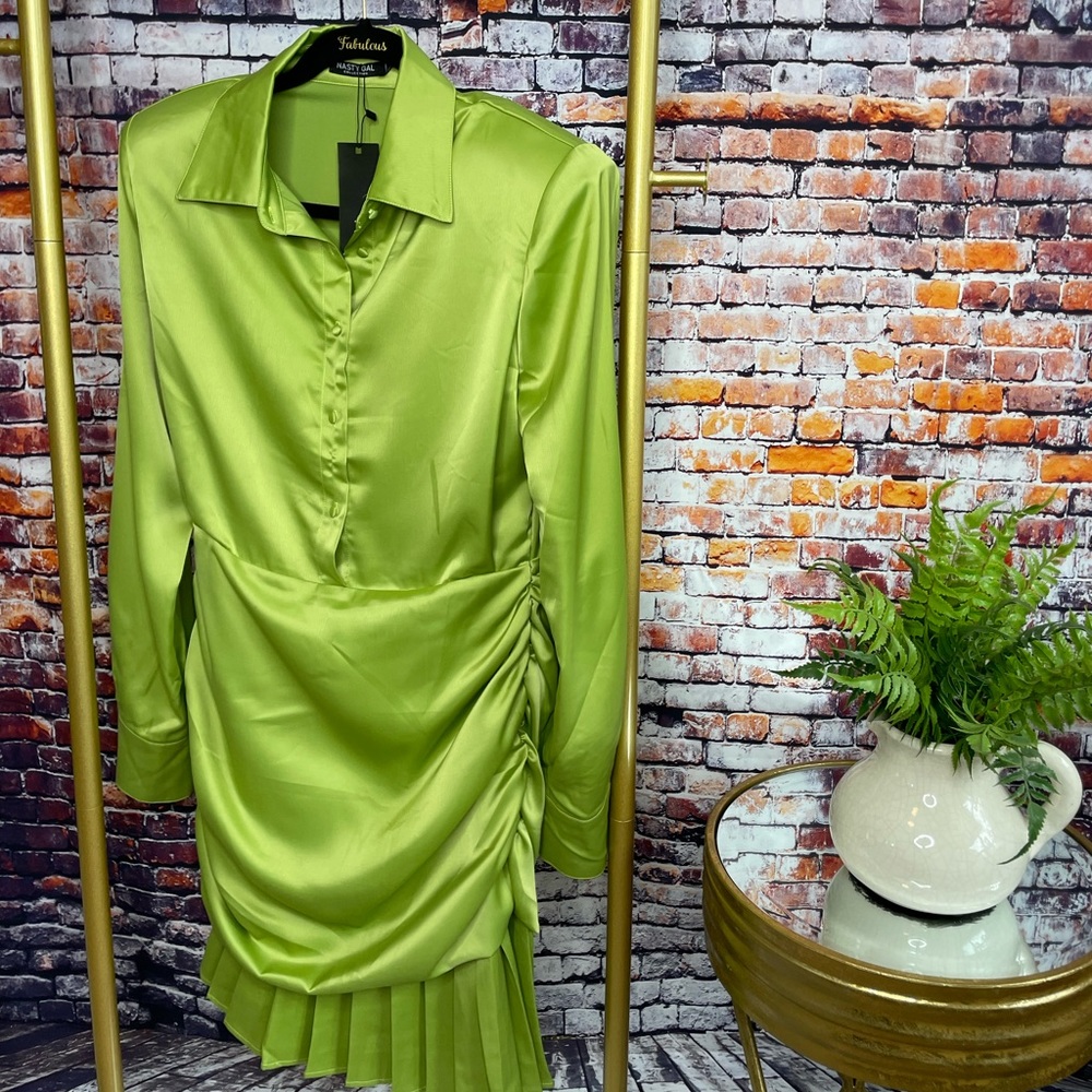 Nasty Gal leaf Green statement shoulder satin mini shirt dress size US 8 NEW